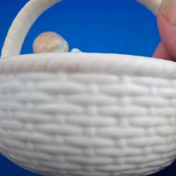 Vintage 1980s Fitz & Floyd porcelain basket with angel on edge - Picture 6 of 7